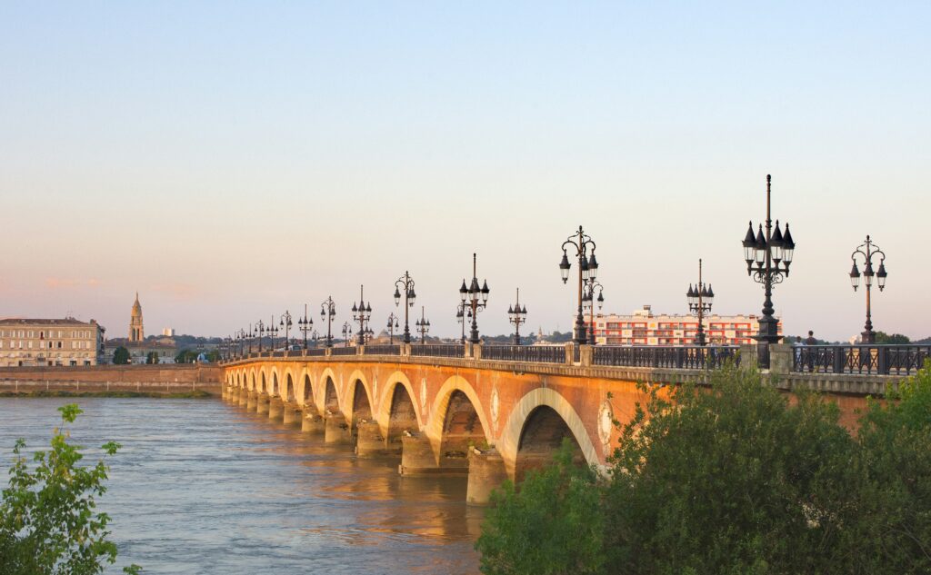 Vue sur le pont de pierre et la Garonne à Bordeaux