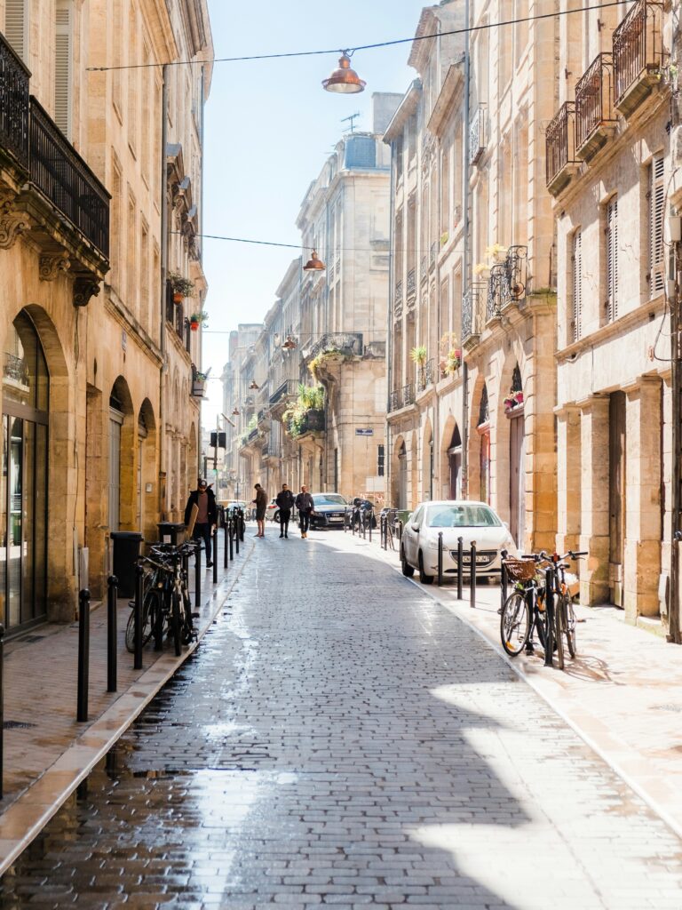 Bordeaux : top tendance 2026 - Une rue pavée et façades en pierre dans le centre historique de Bordeaux.