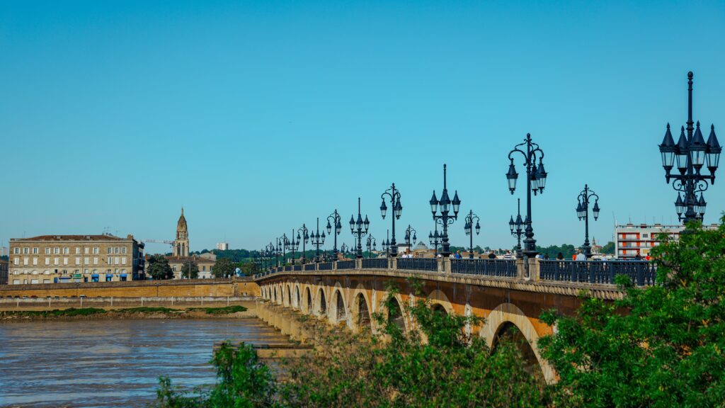 Vue sur le pont de pierre à Bordeaux